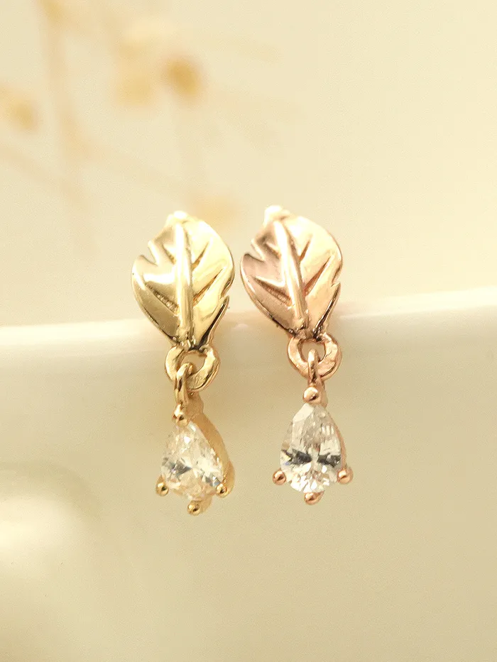 MinimalBijoux Earrings 14K gold Teardrop Leaf cartilage earring 20g
